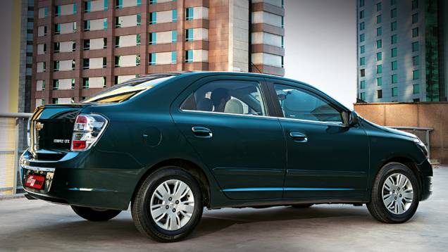 Lanterna incolor diferencia o Cobalt 1.8 das versões com motor 1.4 | <a href="https://preprod.quatrorodas.abril.com.br/carros/comparativos/cobalt-x-prisma-756506.shtml" rel="migration">Leia mais</a> Lanterna incolor diferencia o Cobalt 1.8 das versões com motor 1.4 | <a href="https://preprod.quatrorodas.abril.com.br/carros/comparativos/cobalt-x-prisma-756506.shtml" rel="migration">Leia mais</a>