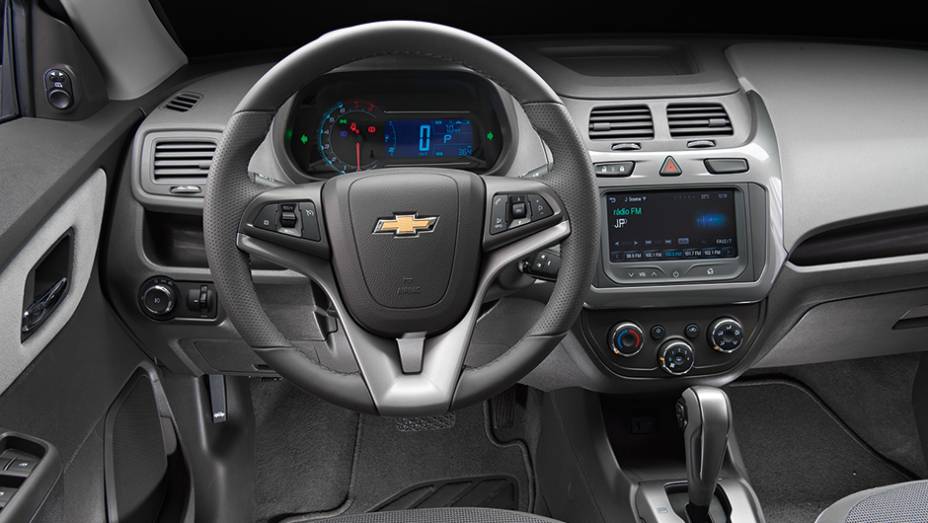 Cobalt tem volante igual ao do Cruze, com mais comandos | <a href="https://preprod.quatrorodas.abril.com.br/carros/comparativos/cobalt-x-prisma-756506.shtml" rel="migration">Leia mais</a>