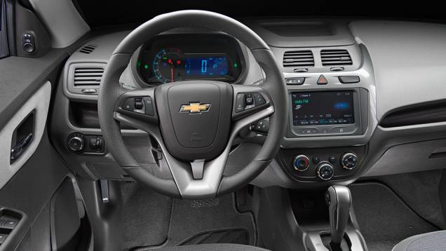 Cobalt tem volante igual ao do Cruze, com mais comandos | <a href="https://preprod.quatrorodas.abril.com.br/carros/comparativos/cobalt-x-prisma-756506.shtml" rel="migration">Leia mais</a> Cobalt tem volante igual ao do Cruze, com mais comandos | <a href="https://preprod.quatrorodas.abril.com.br/carros/comparativos/cobalt-x-prisma-756506.shtml" rel="migration">Leia mais</a>