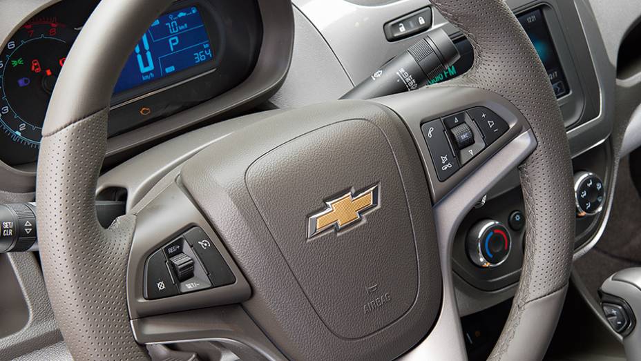 Volante multifunção é mais completo | <a href="https://preprod.quatrorodas.abril.com.br/carros/comparativos/cobalt-x-prisma-756506.shtml" rel="migration">Leia mais</a>