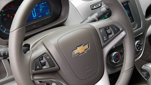 Volante multifunção é mais completo | <a href="https://preprod.quatrorodas.abril.com.br/carros/comparativos/cobalt-x-prisma-756506.shtml" rel="migration">Leia mais</a> Volante multifunção é mais completo | <a href="https://preprod.quatrorodas.abril.com.br/carros/comparativos/cobalt-x-prisma-756506.shtml" rel="migration">Leia mais</a>