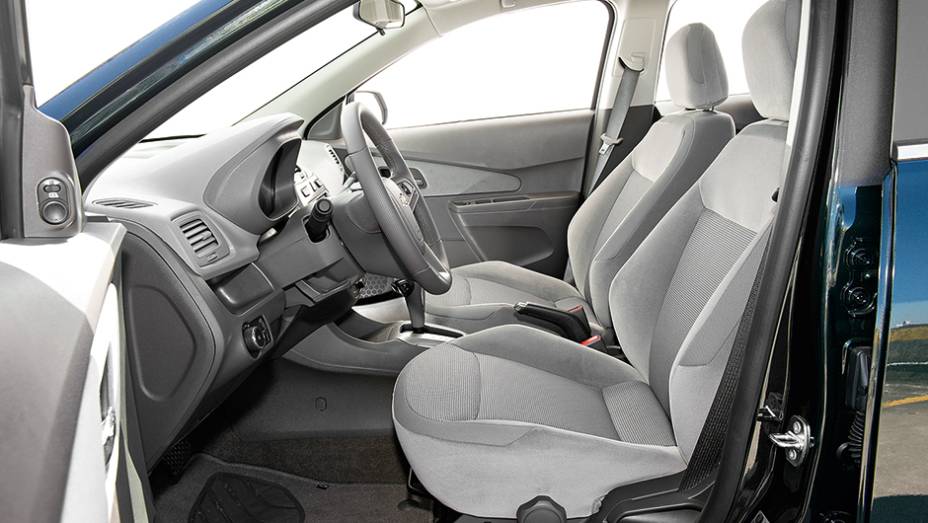 Uso de materiais claros areja a cabine | <a href="https://preprod.quatrorodas.abril.com.br/carros/comparativos/cobalt-x-prisma-756506.shtml" rel="migration">Leia mais</a>