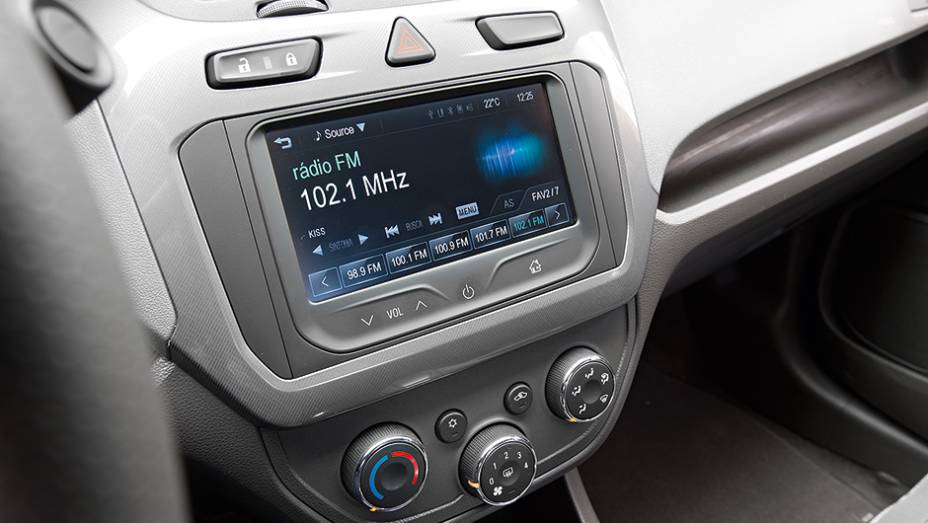 MyLink, no Cobalt, só na linha 2014 | <a href="https://preprod.quatrorodas.abril.com.br/carros/comparativos/cobalt-x-prisma-756506.shtml" rel="migration">Leia mais</a>