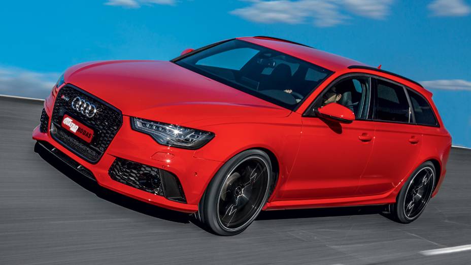 Kit aerodinâmico e rodas gigantes identificam a versão nervosa | <a href="https://preprod.quatrorodas.abril.com.br/carros/testes/audi-rs-6-avant-759563.shtml" rel="migration">Leia mais</a>