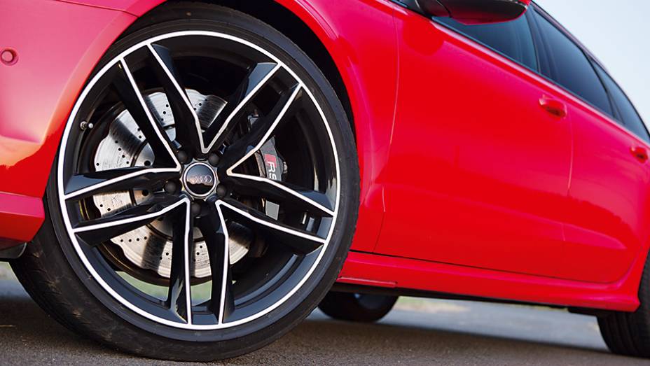 Disco ventilado e perfurado na roda aro 21 | <a href="https://preprod.quatrorodas.abril.com.br/carros/testes/audi-rs-6-avant-759563.shtml" rel="migration">Leia mais</a>