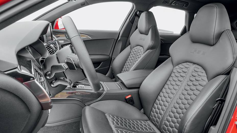 Apesar de concha, banco &eacute; muito confort&aacute;vel | <a href="https://preprod.quatrorodas.abril.com.br/carros/testes/audi-rs-6-avant-759563.shtml" rel="migration">Leia mais</a>