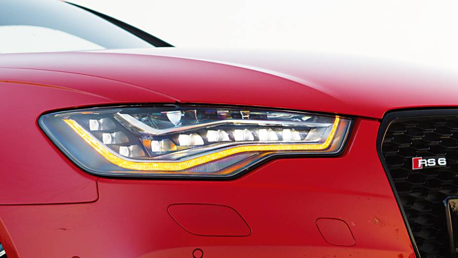 Bloco óptico feito integralmente de led | <a href="https://preprod.quatrorodas.abril.com.br/carros/testes/audi-rs-6-avant-759563.shtml" rel="migration">Leia mais</a>