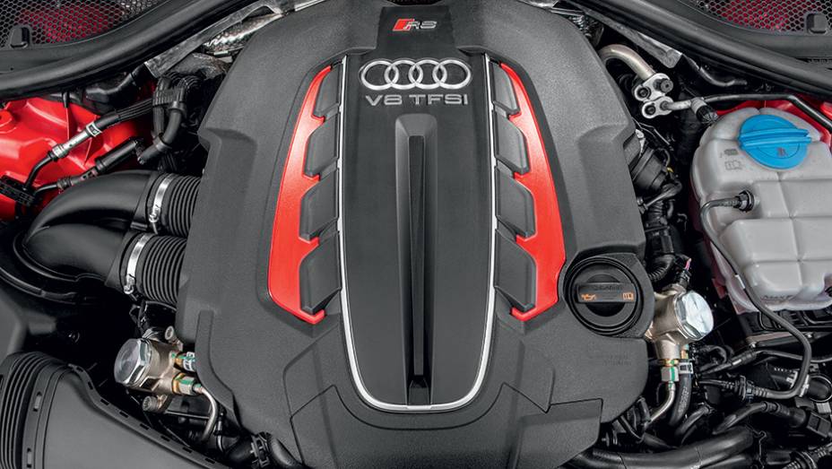 V8 4.0: pot&ecirc;ncia espec&iacute;fica de 140 cv/litro | <a href="https://preprod.quatrorodas.abril.com.br/carros/testes/audi-rs-6-avant-759563.shtml" rel="migration">Leia mais</a>
