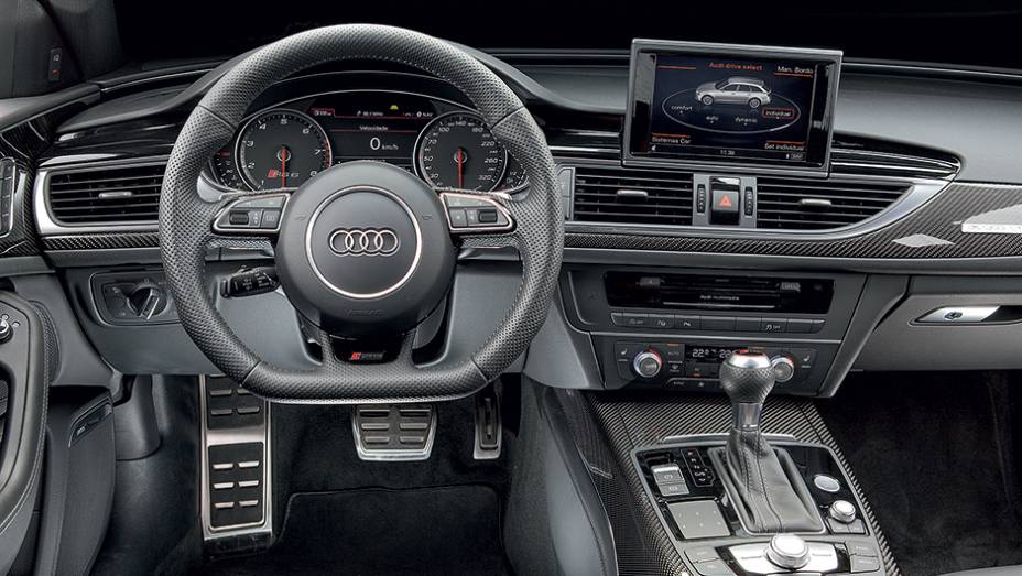Fibra de carbono decora a cabine | <a href="https://preprod.quatrorodas.abril.com.br/carros/testes/audi-rs-6-avant-759563.shtml" rel="migration">Leia mais</a>