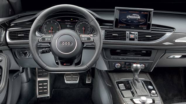 Fibra de carbono decora a cabine | <a href="https://preprod.quatrorodas.abril.com.br/carros/testes/audi-rs-6-avant-759563.shtml" rel="migration">Leia mais</a> Fibra de carbono decora a cabine | <a href="https://preprod.quatrorodas.abril.com.br/carros/testes/audi-rs-6-avant-759563.shtml" rel="migration">Leia mais</a>