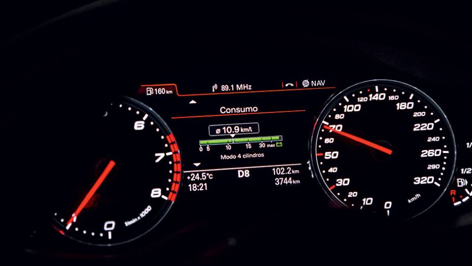 ... para economizar, ele vira um V4 | <a href="https://preprod.quatrorodas.abril.com.br/carros/testes/audi-rs-6-avant-759563.shtml" rel="migration">Leia mais</a>