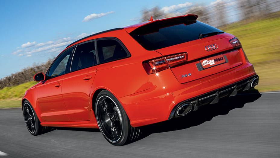 Carroceria SW tem aerofólio e extrator de ar na traseira | <a href="https://preprod.quatrorodas.abril.com.br/carros/testes/audi-rs-6-avant-759563.shtml" rel="migration">Leia mais</a>