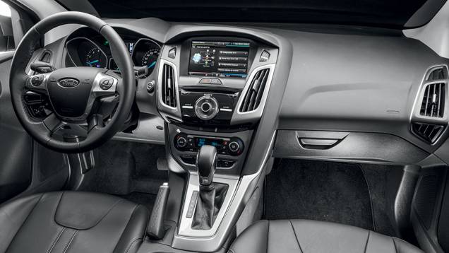 Central multimídia e sistema de som da Sony são itens opcionais | <a href="https://preprod.quatrorodas.abril.com.br/carros/testes/ford-focus-sedan-759561.shtml" rel="migration">Leia mais</a> Central multimídia e sistema de som da Sony são itens opcionais | <a href="https://preprod.quatrorodas.abril.com.br/carros/testes/ford-focus-sedan-759561.shtml" rel="migration">Leia mais</a>