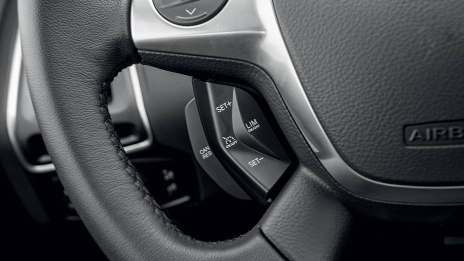 Botões para manter mãos no volante | <a href="https://preprod.quatrorodas.abril.com.br/carros/testes/ford-focus-sedan-759561.shtml" rel="migration">Leia mais</a>
