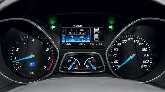 No centro do painel, tela exibe as funções do computador de bordo | <a href="https://preprod.quatrorodas.abril.com.br/carros/testes/ford-focus-sedan-759561.shtml" rel="migration">Leia mais</a> No centro do painel, tela exibe as funções do computador de bordo | <a href="https://preprod.quatrorodas.abril.com.br/carros/testes/ford-focus-sedan-759561.shtml" rel="migration">Leia mais</a>