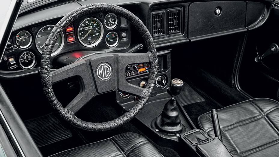 Quadro completo de instrumentos, típico dos ingleses | <a href="https://preprod.quatrorodas.abril.com.br/carros/classicos-grandescarros/mg-mgb-761210.shtml" rel="migration">Leia mais</a>