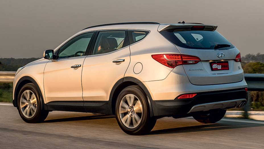 Cintura elevada e janelas pequenas na parte de trás prejudicam a visibilidade em manobras | <a href="https://preprod.quatrorodas.abril.com.br/carros/impressoes/hyundai-santa-fe-7-lugares-759289.shtml" rel="migration">Leia mais</a>