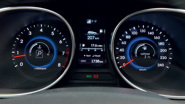 Quadro tem tela central de alta resolução | <a href="https://preprod.quatrorodas.abril.com.br/carros/impressoes/hyundai-santa-fe-7-lugares-759289.shtml" rel="migration">Leia mais</a> Quadro tem tela central de alta resolução | <a href="https://preprod.quatrorodas.abril.com.br/carros/impressoes/hyundai-santa-fe-7-lugares-759289.shtml" rel="migration">Leia mais</a>