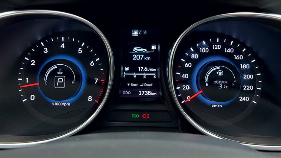 Quadro tem tela central de alta resolu&ccedil;&atilde;o | <a href="https://preprod.quatrorodas.abril.com.br/carros/impressoes/hyundai-santa-fe-7-lugares-759289.shtml" rel="migration">Leia mais</a>