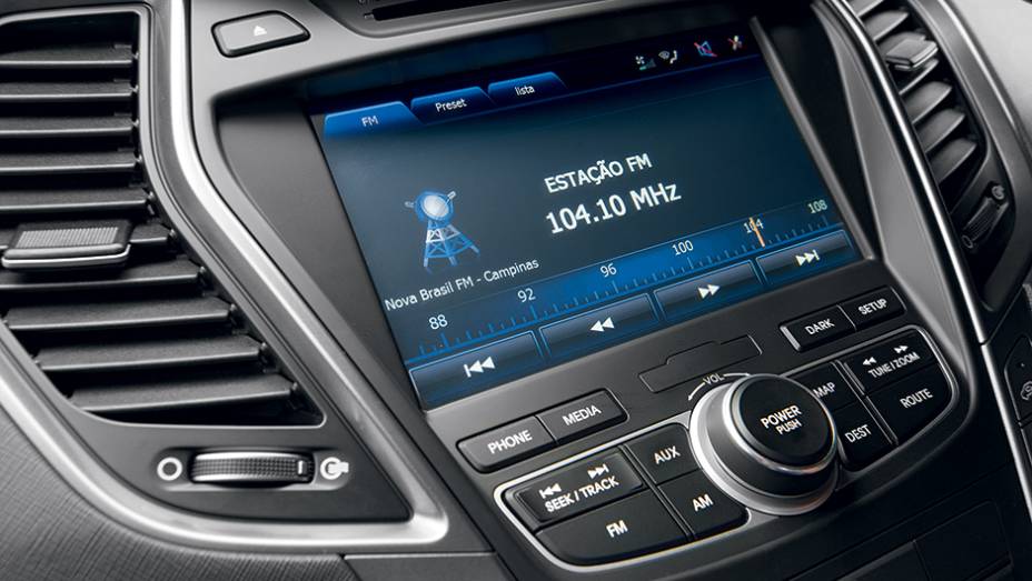 Central multim&iacute;dia funciona como num smartphone | <a href="https://preprod.quatrorodas.abril.com.br/carros/impressoes/hyundai-santa-fe-7-lugares-759289.shtml" rel="migration">Leia mais</a>