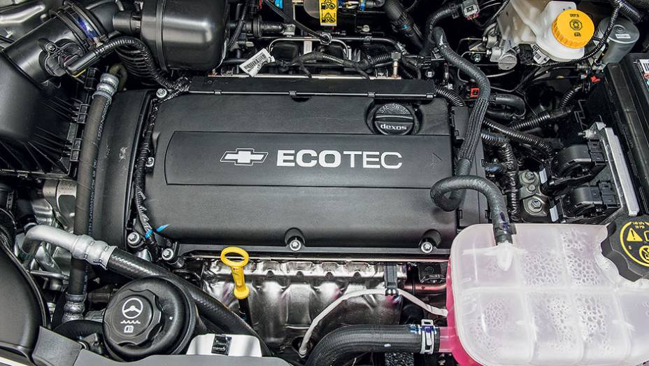 Motor é o mesmo do Cruze: um 1.8 com duplo comando de válvulas e coletor de admissão variáveis | <a href="https://preprod.quatrorodas.abril.com.br/carros/testes/chevrolet-tracker-ltz-1-8-758669.shtml" rel="migration">Leia mais</a>