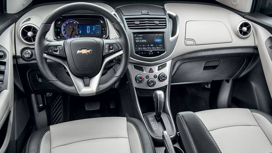 Cabine tem porta-objetos no painel, console central e portas | <a href="https://preprod.quatrorodas.abril.com.br/carros/testes/chevrolet-tracker-ltz-1-8-758669.shtml" rel="migration">Leia mais</a>