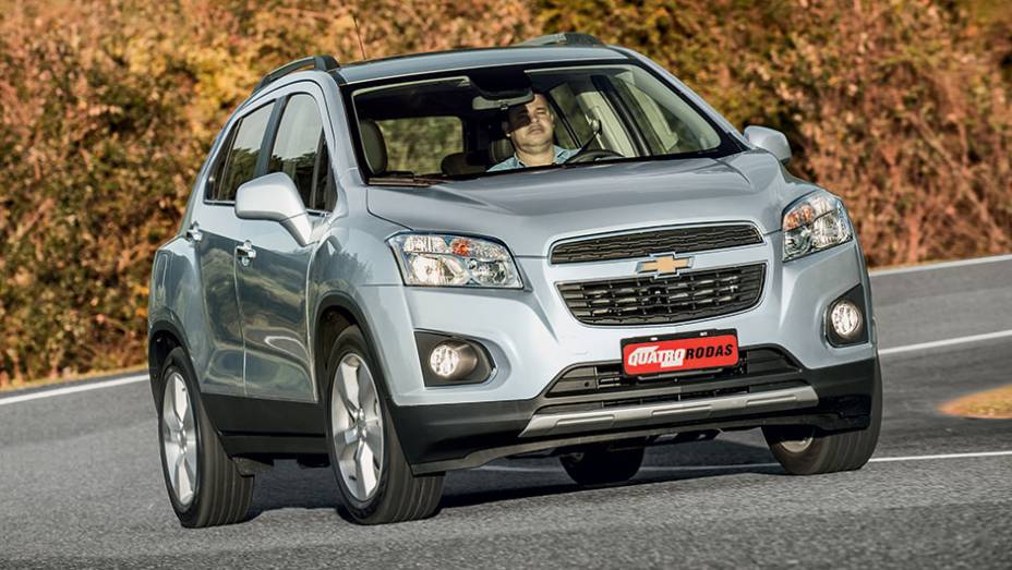 Design frontal respeita a identidade visual da GM | <a href="https://preprod.quatrorodas.abril.com.br/carros/testes/chevrolet-tracker-ltz-1-8-758669.shtml" rel="migration">Leia mais</a>