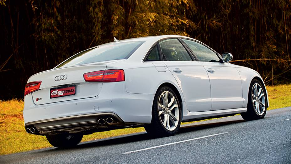 Logotipo "S" bastante discreto na tampa traseira; porta-malas carrega 530 litros | <a href="https://preprod.quatrorodas.abril.com.br/carros/impressoes/audi-s6-762842.shtml" rel="migration">Leia mais</a> Logotipo "S" bastante discreto na tampa traseira; porta-malas carrega 530 litros | <a href="https://preprod.quatrorodas.abril.com.br/carros/impressoes/audi-s6-762842.shtml" rel="migration">Leia mais</a>