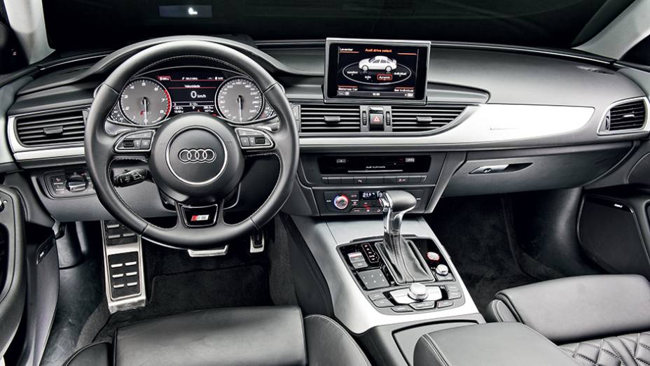 Comandos &agrave; m&atilde;o, central multim&iacute;dia intuitiva e acabamento agrad&aacute;vel ao toque | <a href="https://preprod.quatrorodas.abril.com.br/carros/impressoes/audi-s6-762842.shtml" rel="migration">Leia mais</a>