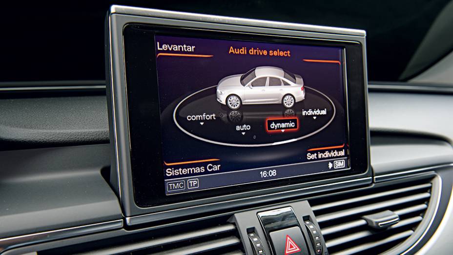 Com o carro desligado, tela &eacute; recolhida | <a href="https://preprod.quatrorodas.abril.com.br/carros/impressoes/audi-s6-762842.shtml" rel="migration">Leia mais</a>