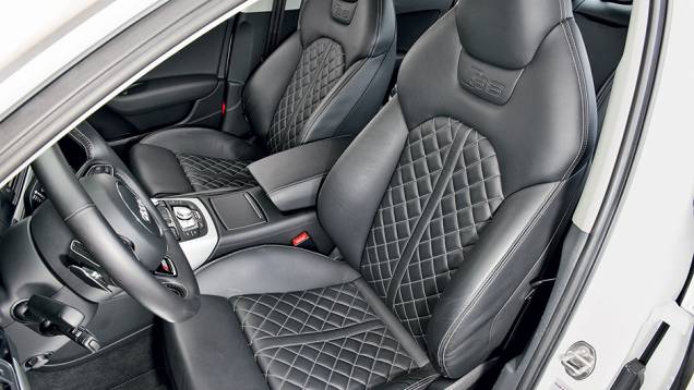 Bancos confortáveis com apoio lateral | <a href="https://preprod.quatrorodas.abril.com.br/carros/impressoes/audi-s6-762842.shtml" rel="migration">Leia mais</a> Bancos confortáveis com apoio lateral | <a href="https://preprod.quatrorodas.abril.com.br/carros/impressoes/audi-s6-762842.shtml" rel="migration">Leia mais</a>