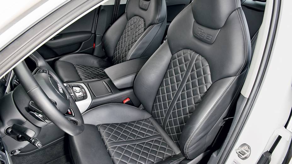 Bancos confort&aacute;veis com apoio lateral | <a href="https://preprod.quatrorodas.abril.com.br/carros/impressoes/audi-s6-762842.shtml" rel="migration">Leia mais</a>