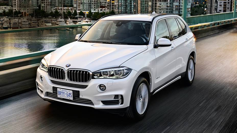 Far&oacute;is mais alongados e colados &agrave; grade, como nos S&eacute;rie 3 | <a href="https://preprod.quatrorodas.abril.com.br/carros/impressoes/bmw-x5-764008.shtml" rel="migration">Leia mais</a>