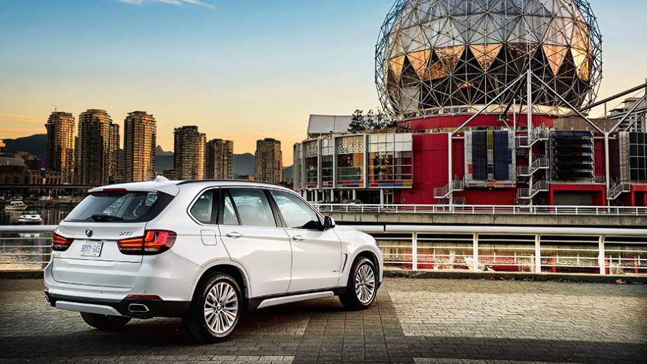 Novo vinco lateral ascendente reforça a ideia de movimento | <a href="https://preprod.quatrorodas.abril.com.br/carros/impressoes/bmw-x5-764008.shtml" rel="migration">Leia mais</a>