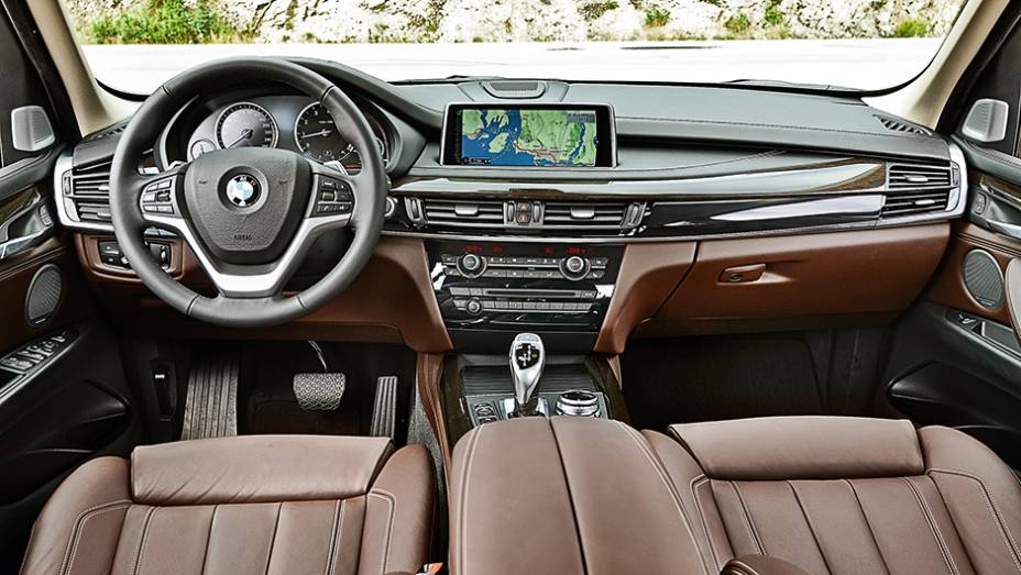 Painel perdeu a cor preta e adotou maior variedade de materiais | <a href="https://preprod.quatrorodas.abril.com.br/carros/impressoes/bmw-x5-764008.shtml" rel="migration">Leia mais</a> Painel perdeu a cor preta e adotou maior variedade de materiais | <a href="https://preprod.quatrorodas.abril.com.br/carros/impressoes/bmw-x5-764008.shtml" rel="migration">Leia mais</a>