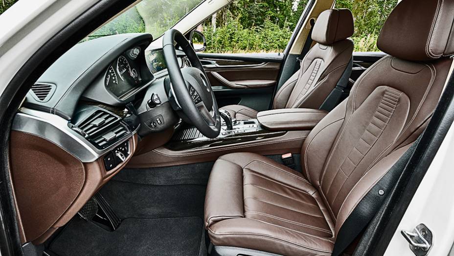 Regulagem el&eacute;trica do banco com mem&oacute;ria de s&eacute;rie | <a href="https://preprod.quatrorodas.abril.com.br/carros/impressoes/bmw-x5-764008.shtml" rel="migration">Leia mais</a>
