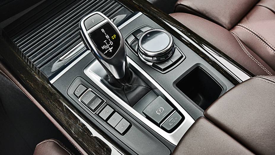 C&acirc;mbio autom&aacute;tico de oito marchas e tra&ccedil;&atilde;o 4x4 | <a href="https://preprod.quatrorodas.abril.com.br/carros/impressoes/bmw-x5-764008.shtml" rel="migration">Leia mais</a>