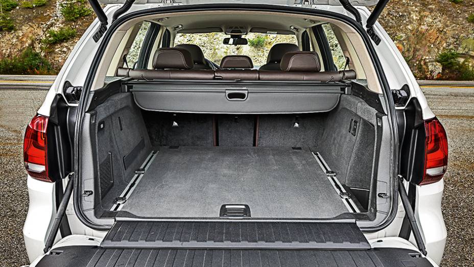Tampa traseira &eacute; bipartida e abre e fecha eletricamente | <a href="https://preprod.quatrorodas.abril.com.br/carros/impressoes/bmw-x5-764008.shtml" rel="migration">Leia mais</a>