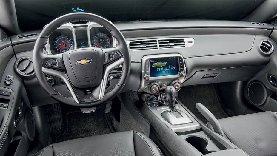 Os mostradores redondos com molduras quadradas remetem &agrave; primeira vers&atilde;o do Camaro | <a href="https://preprod.quatrorodas.abril.com.br/carros/testes/chevrolet-camaro-ss-763989.shtml" rel="migration">Leia mais</a>