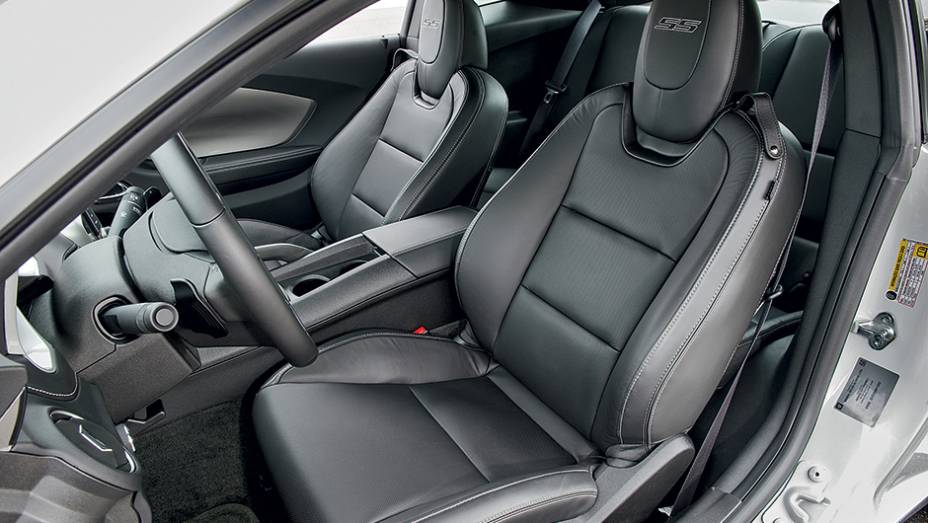Banco do motorista tem ajustes el&eacute;tricos | <a href="https://preprod.quatrorodas.abril.com.br/carros/testes/chevrolet-camaro-ss-763989.shtml" rel="migration">Leia mais</a>