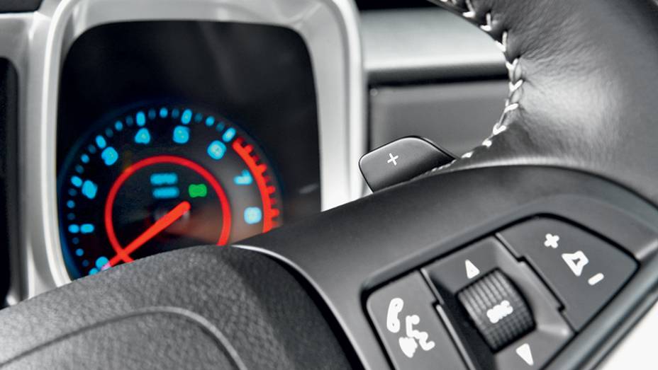 C&acirc;mbio autom&aacute;tico tem op&ccedil;&atilde;o de trocas manuais no volante | <a href="https://preprod.quatrorodas.abril.com.br/carros/testes/chevrolet-camaro-ss-763989.shtml" rel="migration">Leia mais</a>