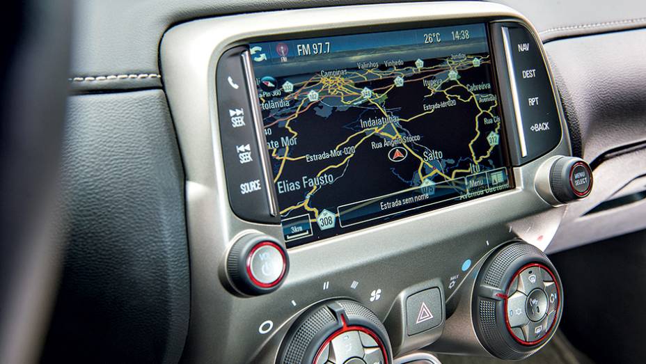 Central multim&iacute;dia incorpora GPS | <a href="https://preprod.quatrorodas.abril.com.br/carros/testes/chevrolet-camaro-ss-763989.shtml" rel="migration">Leia mais</a>