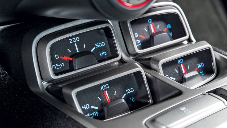 No console, h&aacute; quatro instrumentos auxiliares | <a href="https://preprod.quatrorodas.abril.com.br/carros/testes/chevrolet-camaro-ss-763989.shtml" rel="migration">Leia mais</a>