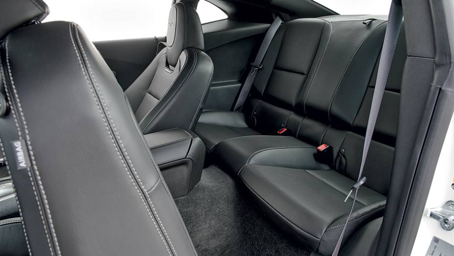 Atr&aacute;s o espa&ccedil;o &eacute; apertado | <a href="https://preprod.quatrorodas.abril.com.br/carros/testes/chevrolet-camaro-ss-763989.shtml" rel="migration">Leia mais</a>