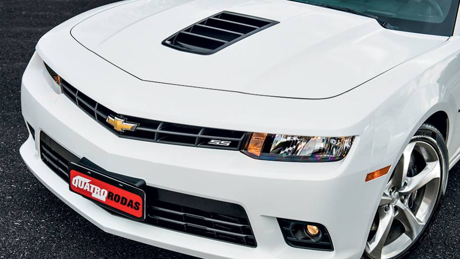 A abertura no cap&ocirc; ajuda na refrigera&ccedil;&atilde;o do motor e refor&ccedil;a o visual esportivo | <a href="https://preprod.quatrorodas.abril.com.br/carros/testes/chevrolet-camaro-ss-763989.shtml" rel="migration">Leia mais</a>
