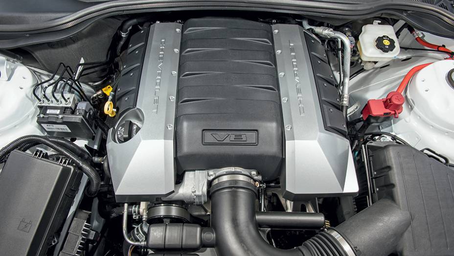 O V8 gera 406 cv de pot&ecirc;ncia | <a href="https://preprod.quatrorodas.abril.com.br/carros/testes/chevrolet-camaro-ss-763989.shtml" rel="migration">Leia mais</a>