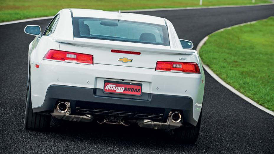 O aerof&oacute;lio ficou maior, as lanternas t&ecirc;m formato retangular e a &aacute;rea do difusor se estende at&eacute; a placa traseira | <a href="https://preprod.quatrorodas.abril.com.br/carros/testes/chevrolet-camaro-ss-763989.shtml" rel="migration">Leia mais</a>