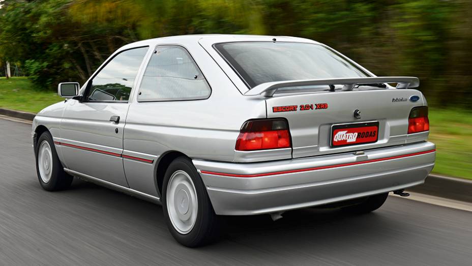 Aerofólio traseiro passou a ser da cor da carroceria | <a href="https://preprod.quatrorodas.abril.com.br/carros/classicos-brasileiros/ford-escort-xr3-763284.shtml" rel="migration">Leia mais</a>