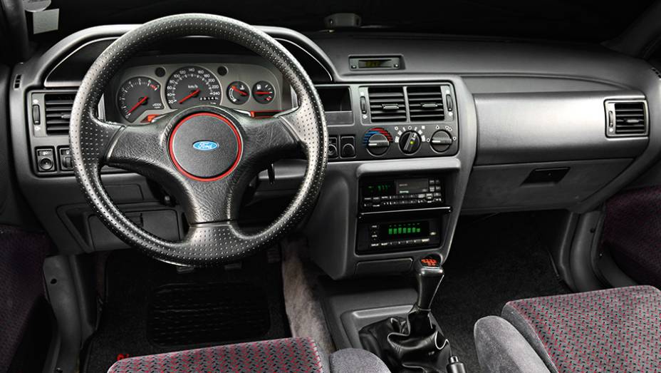 A simplicidade do painel não combinava com o XR3 | <a href="https://preprod.quatrorodas.abril.com.br/carros/classicos-brasileiros/ford-escort-xr3-763284.shtml" rel="migration">Leia mais</a>