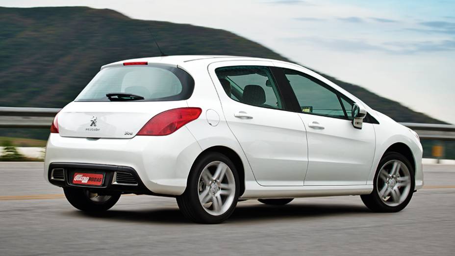 O 308 &eacute;, na verdade, um 307 que passou por um superface-lift | <a href="https://preprod.quatrorodas.abril.com.br/carros/comparativos/hatches-medios-762947.shtml" rel="migration">Leia mais</a>